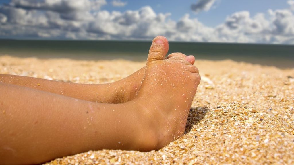 Suntans on children 'are not healthy' - BBC News